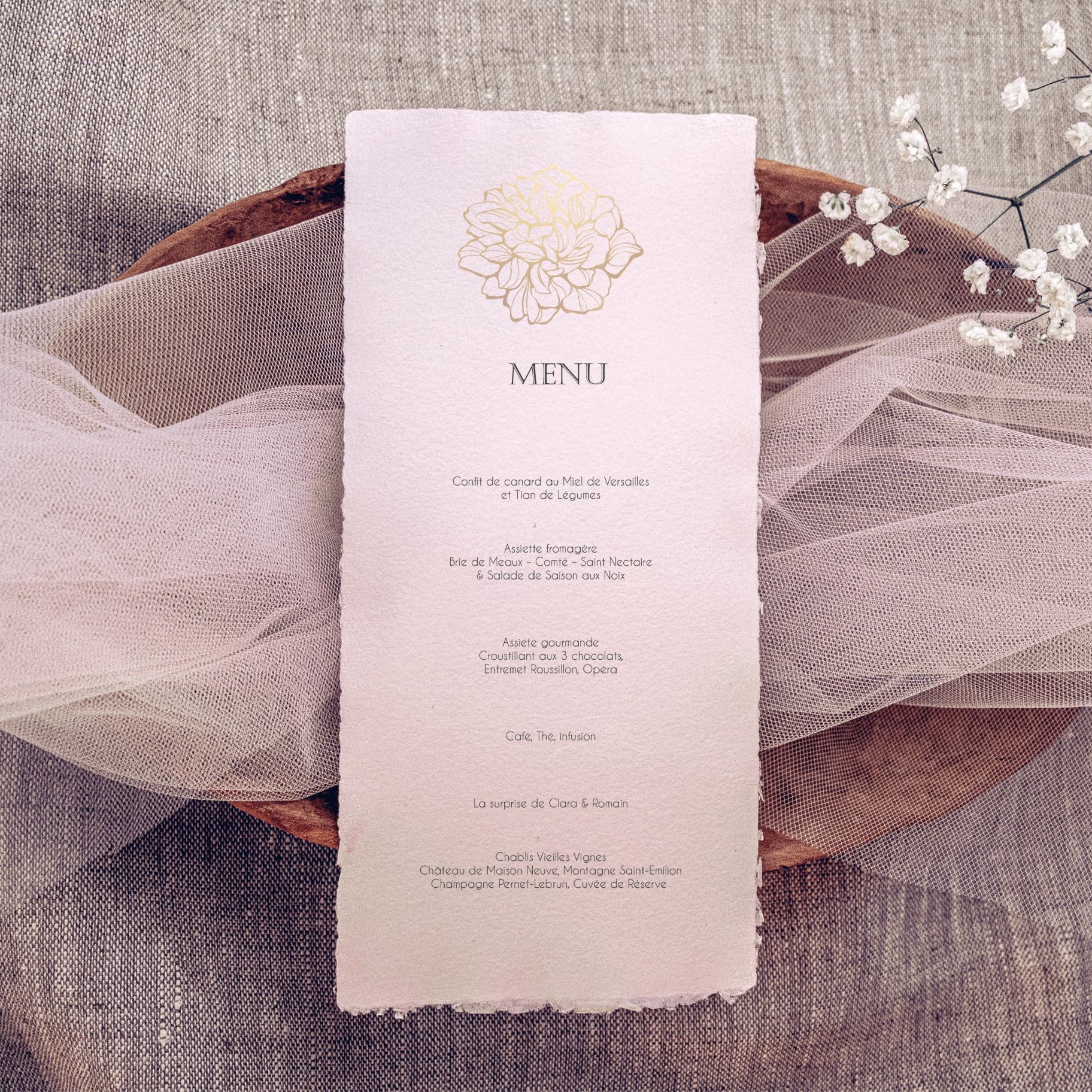 menu mariage en papier fait main artisanal pivoine dorure bords déchirés élégant classique chic 